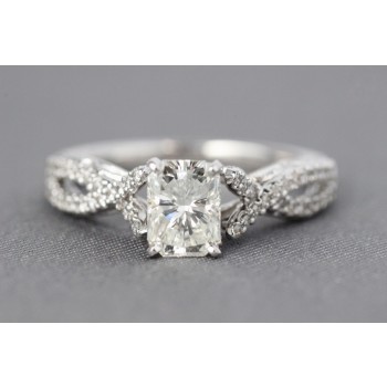 18 Karat diamond engagement ring with Radiant diamond.